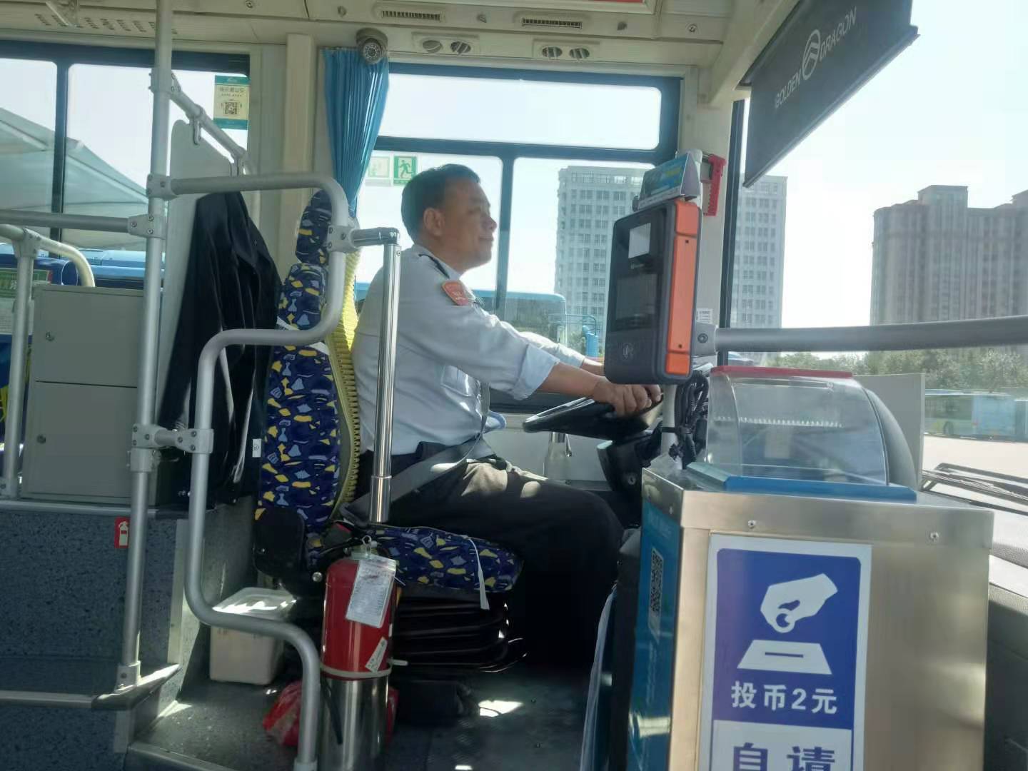 公交事業(yè)一部 15路駕駛員王志勇拾金不昧受表?yè)P(yáng)