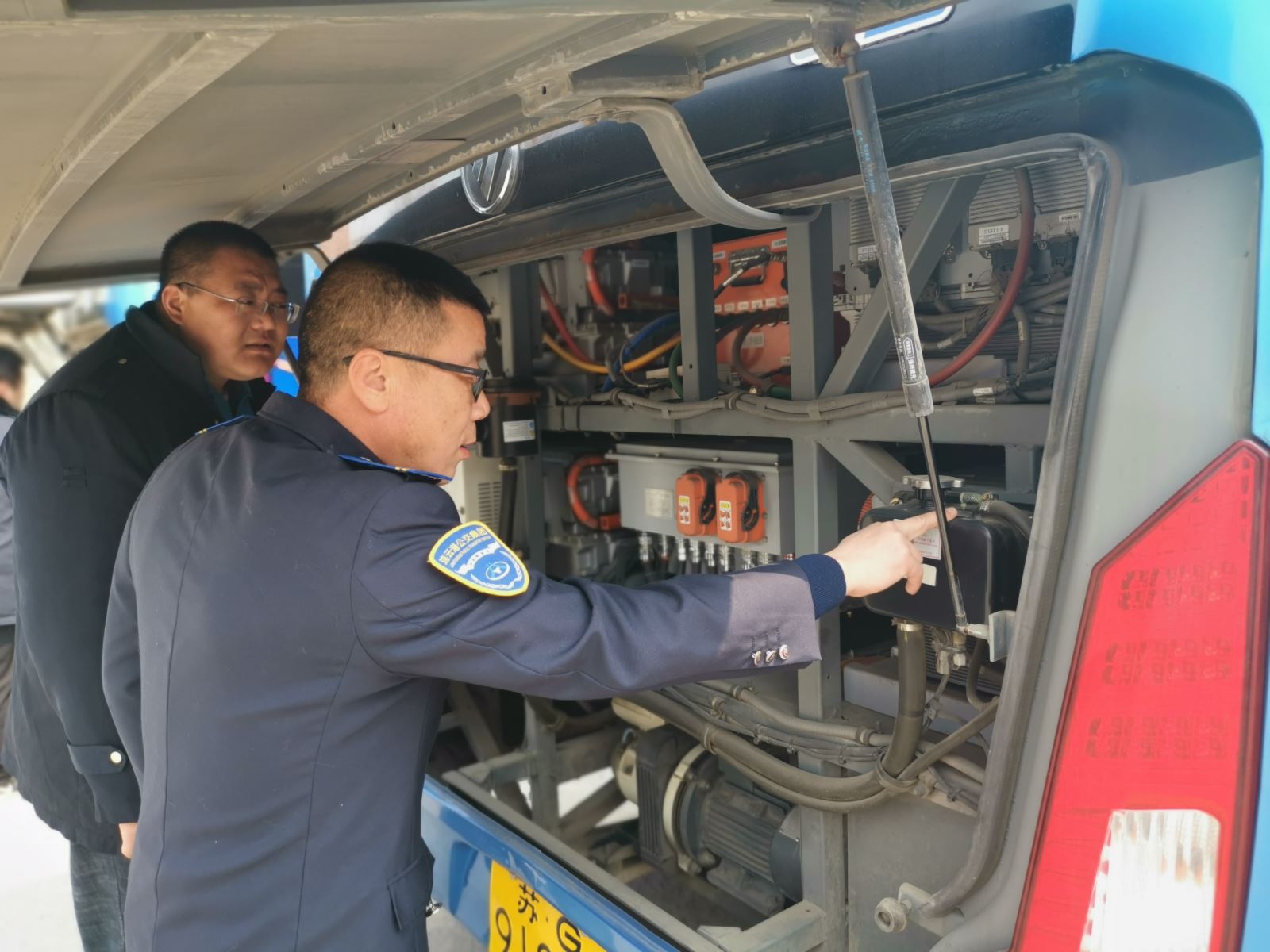 公交事業(yè)一部提前開展“五一”運(yùn)營車輛安全專項(xiàng)檢查