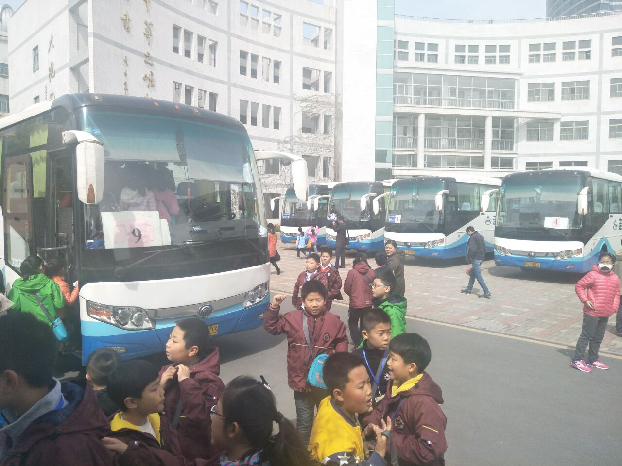 公交佳連公司為中小學(xué)師生保駕護航