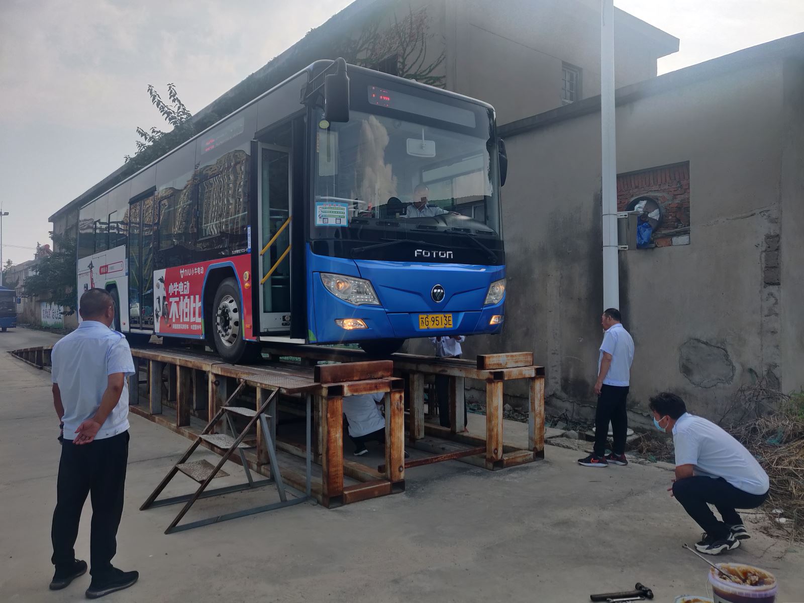 公交集團公交事業(yè)一部開展“雙節(jié)”前車輛檢查保障安全運營