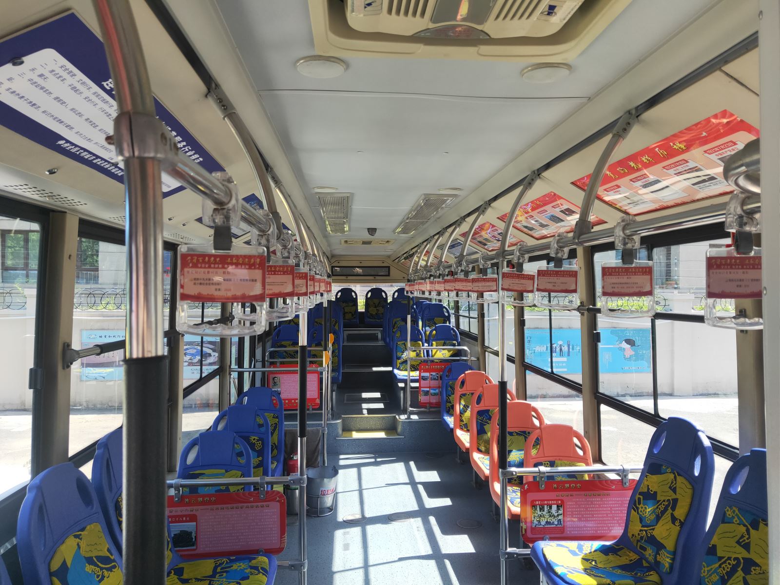 東部城區(qū)黨史公交車 歡迎市民來(lái)打卡