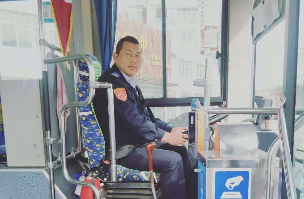 公交集團(tuán)公交事業(yè)一部24路駕駛員徐剛 受乘客來信表揚(yáng)