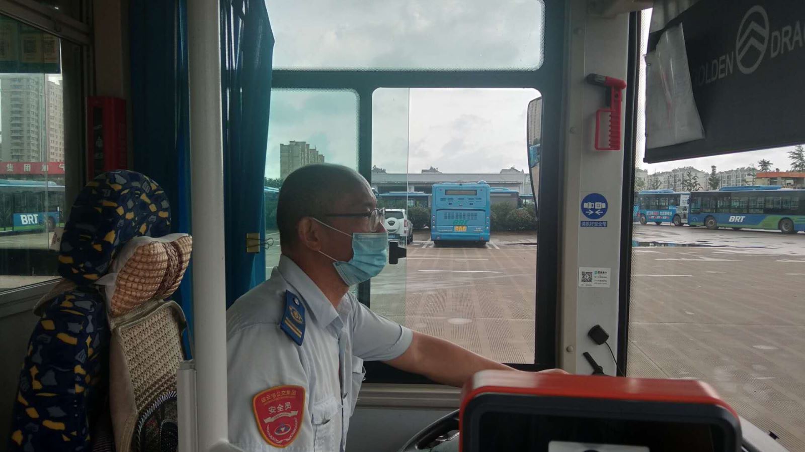 公交集團公交事業(yè)一部22路駕駛員李忠華拾金不昧受贊揚