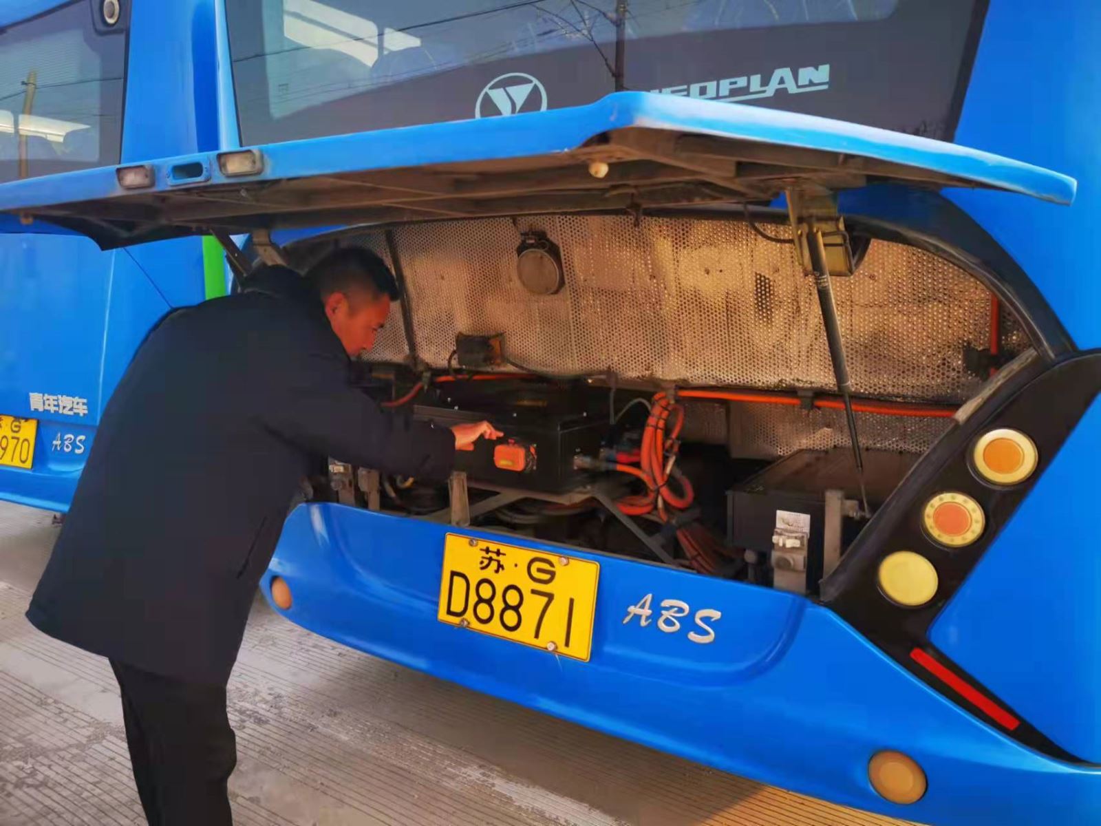 經(jīng)營發(fā)展事業(yè)部持續(xù)做好設(shè)備艙灰塵清理工作