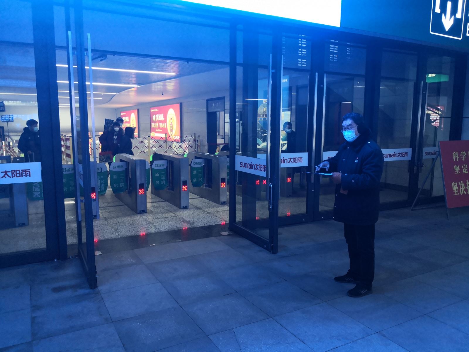 公交集團(tuán)公交事業(yè)一部對高鐵夜間客流情況進(jìn)行調(diào)研