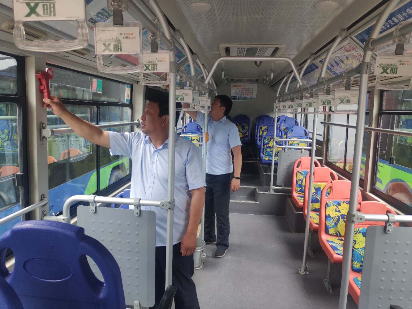 公交集團(tuán)公交事業(yè)一部開(kāi)展“端午節(jié)”前 車(chē)輛安全檢查工作