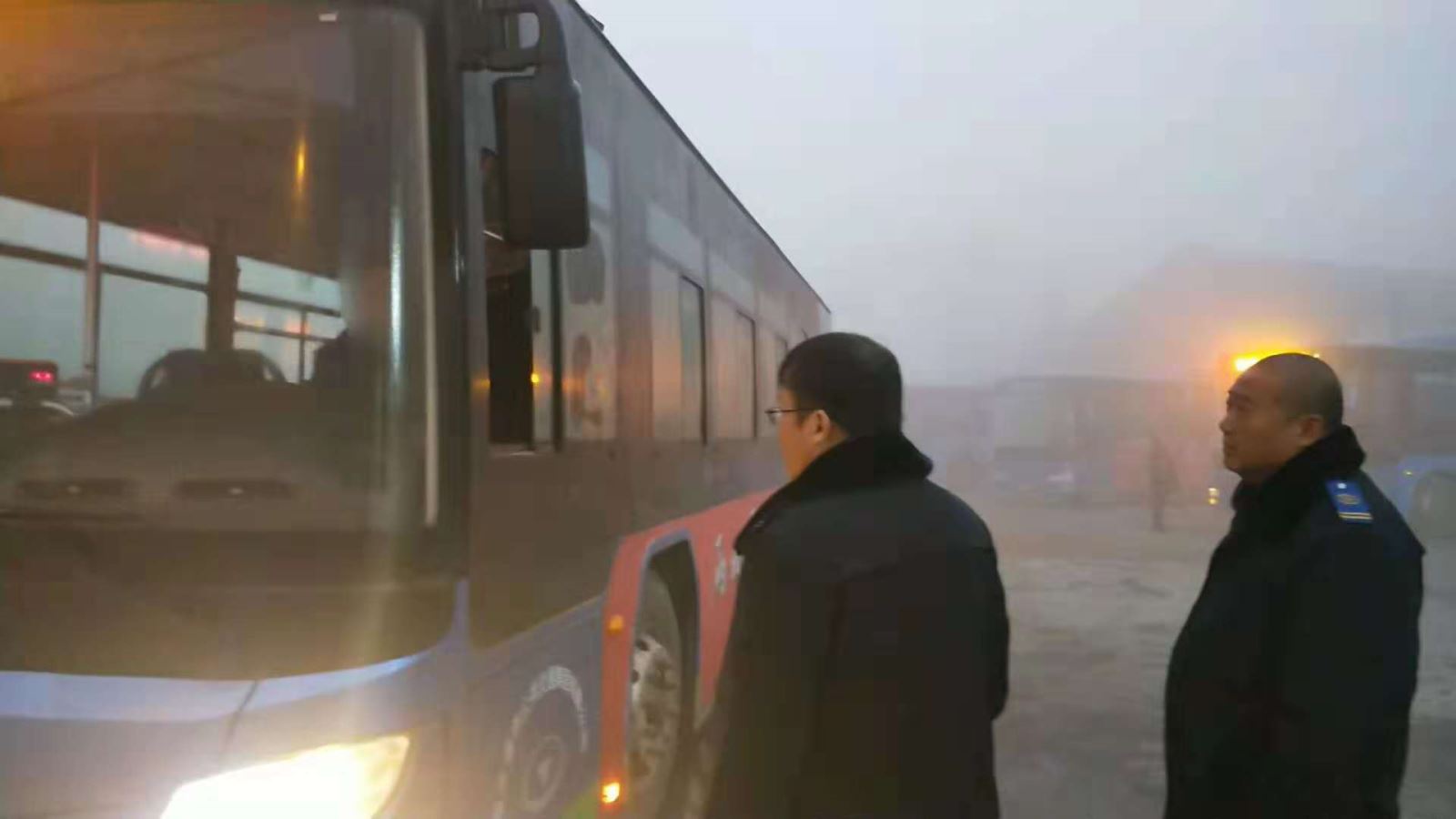 公交集團海通公交公司快速啟動惡劣天氣應(yīng)急預(yù)案  積極應(yīng)對大霧天氣