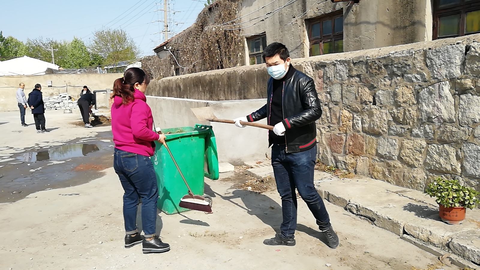 公交集團公交事業(yè)一部助力創(chuàng)文工作 清理西門公交場站雜草