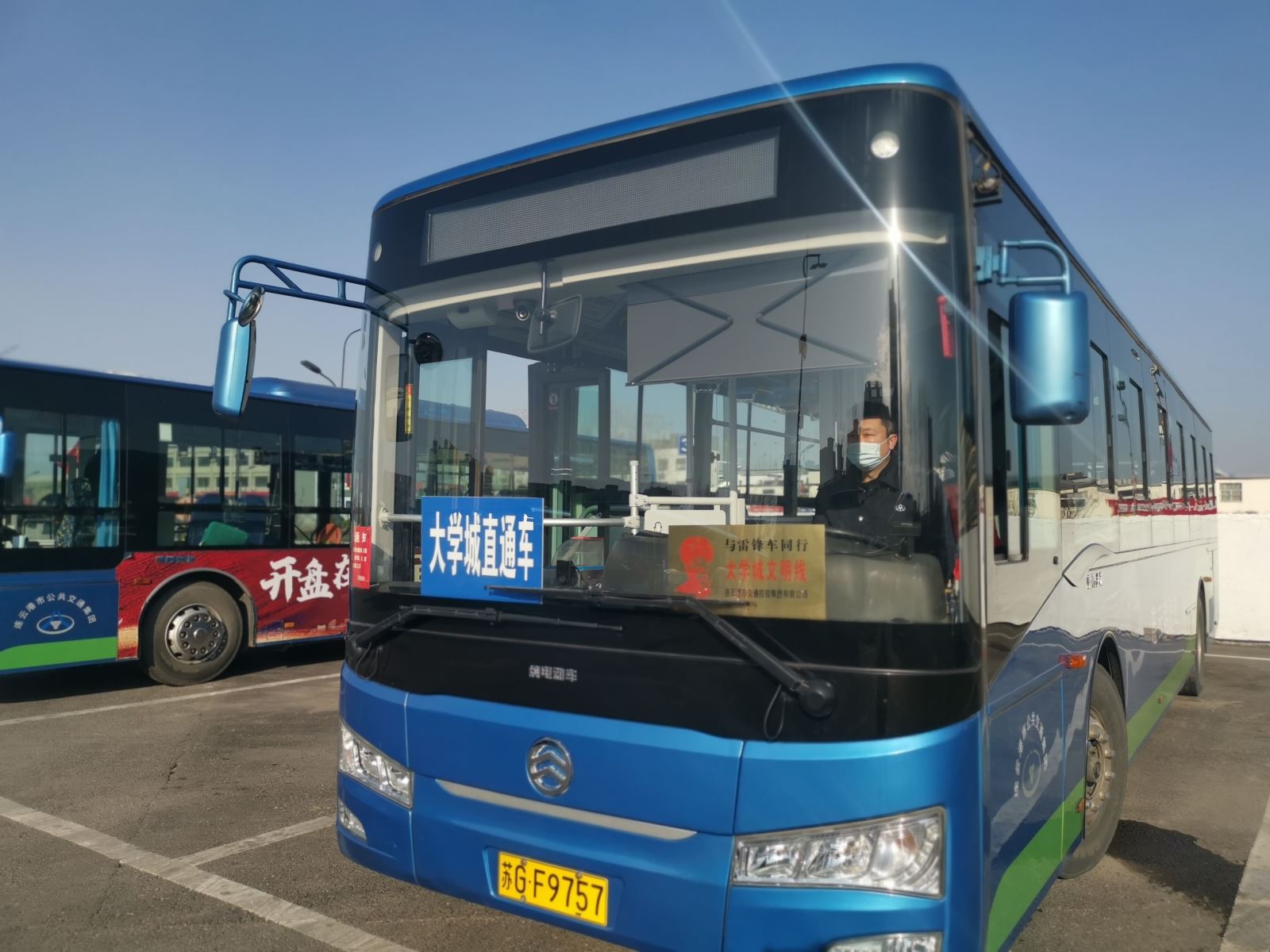 公交集團(tuán)公交事業(yè)一部 開通大學(xué)城返校直通車 確?？土髌椒€(wěn)疏導(dǎo)