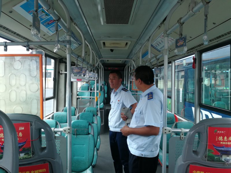 公交集團快速公交做好創(chuàng)文宣傳工作