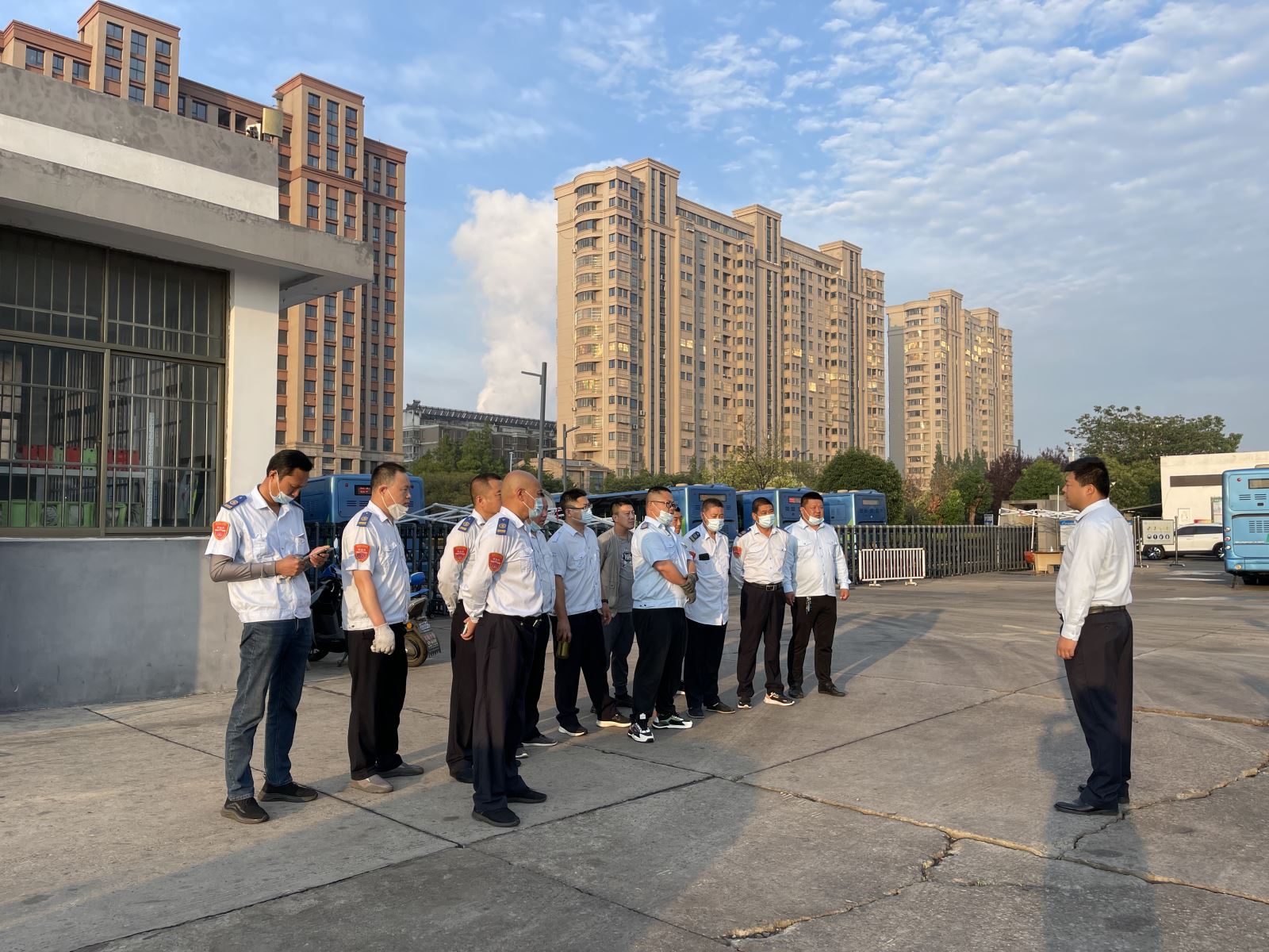 公交集團快速公交事業(yè)部圓滿完成中考定制班車任務