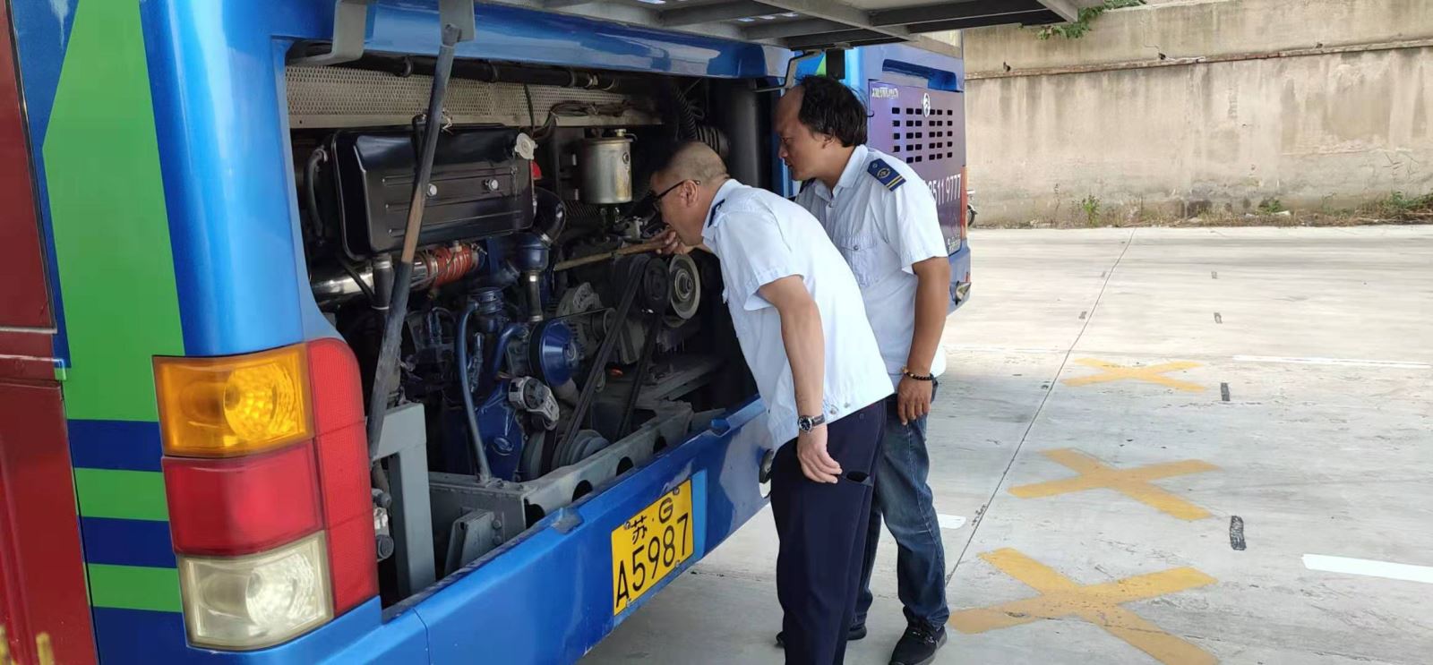 公交集團(tuán)公交事業(yè)一部開展運(yùn)營(yíng)車輛安全、機(jī)務(wù)聯(lián)合檢查