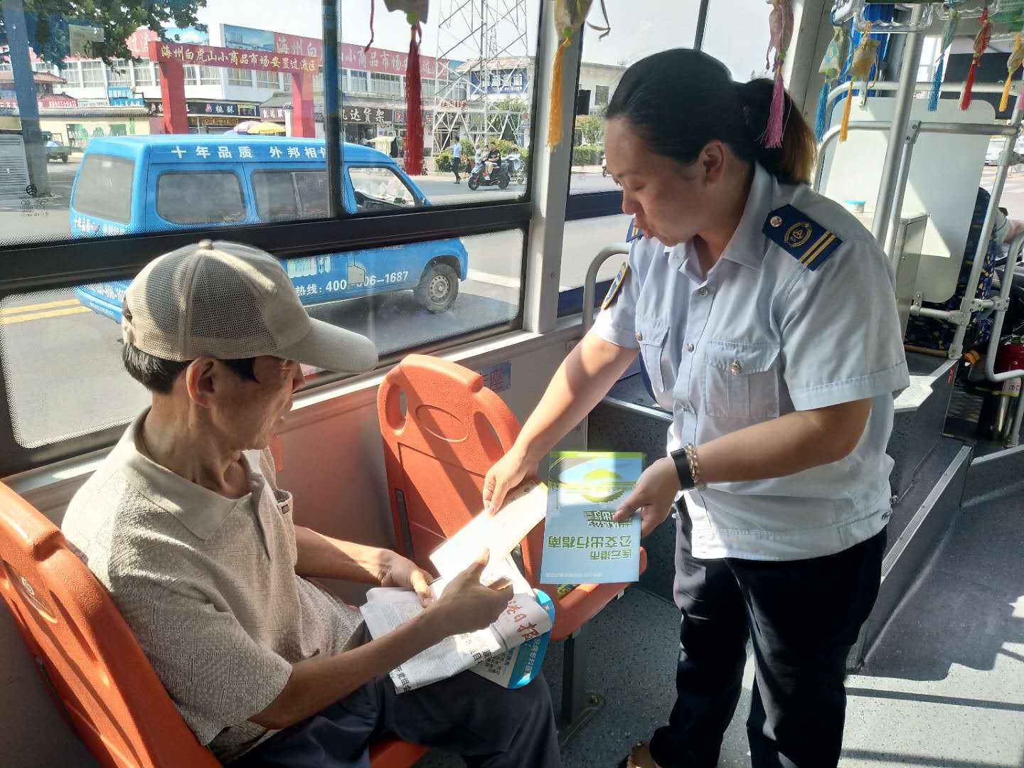 戰(zhàn)高溫、斗酷暑，公交人堅守崗位為創(chuàng)文助力