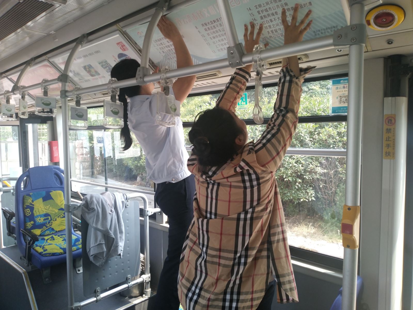 公交集團公交事業(yè)一部更換創(chuàng)文標識標貼，助力港城創(chuàng)文建設