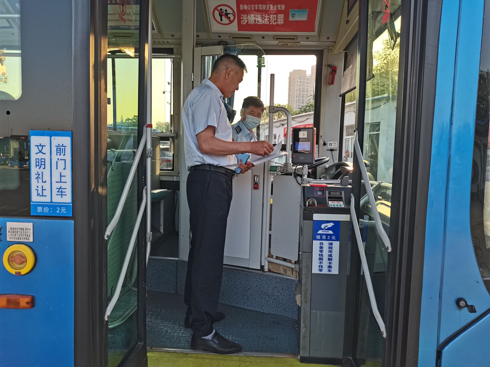 公交集團(tuán)快速公交事業(yè)部 開展車輛出場(chǎng)早檢查，扎實(shí)推進(jìn)創(chuàng)文工作