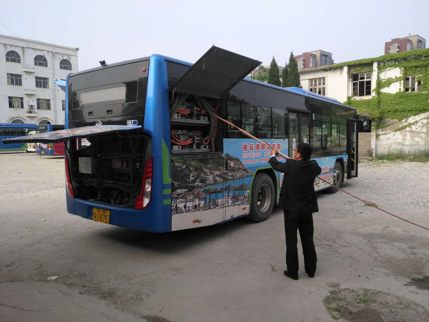 公交集團(tuán)公交事業(yè)一部積極落實(shí)楊、柳絮清理工作