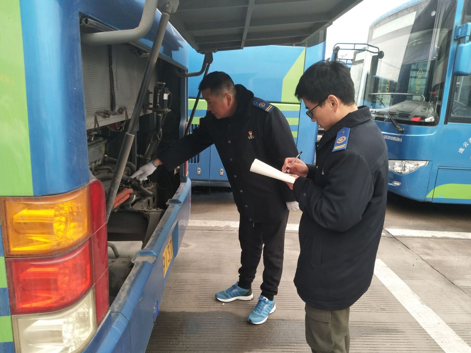 公交集團機務(wù)技術(shù)事業(yè)部開展春節(jié)期間車輛安全衛(wèi)生檢查工作