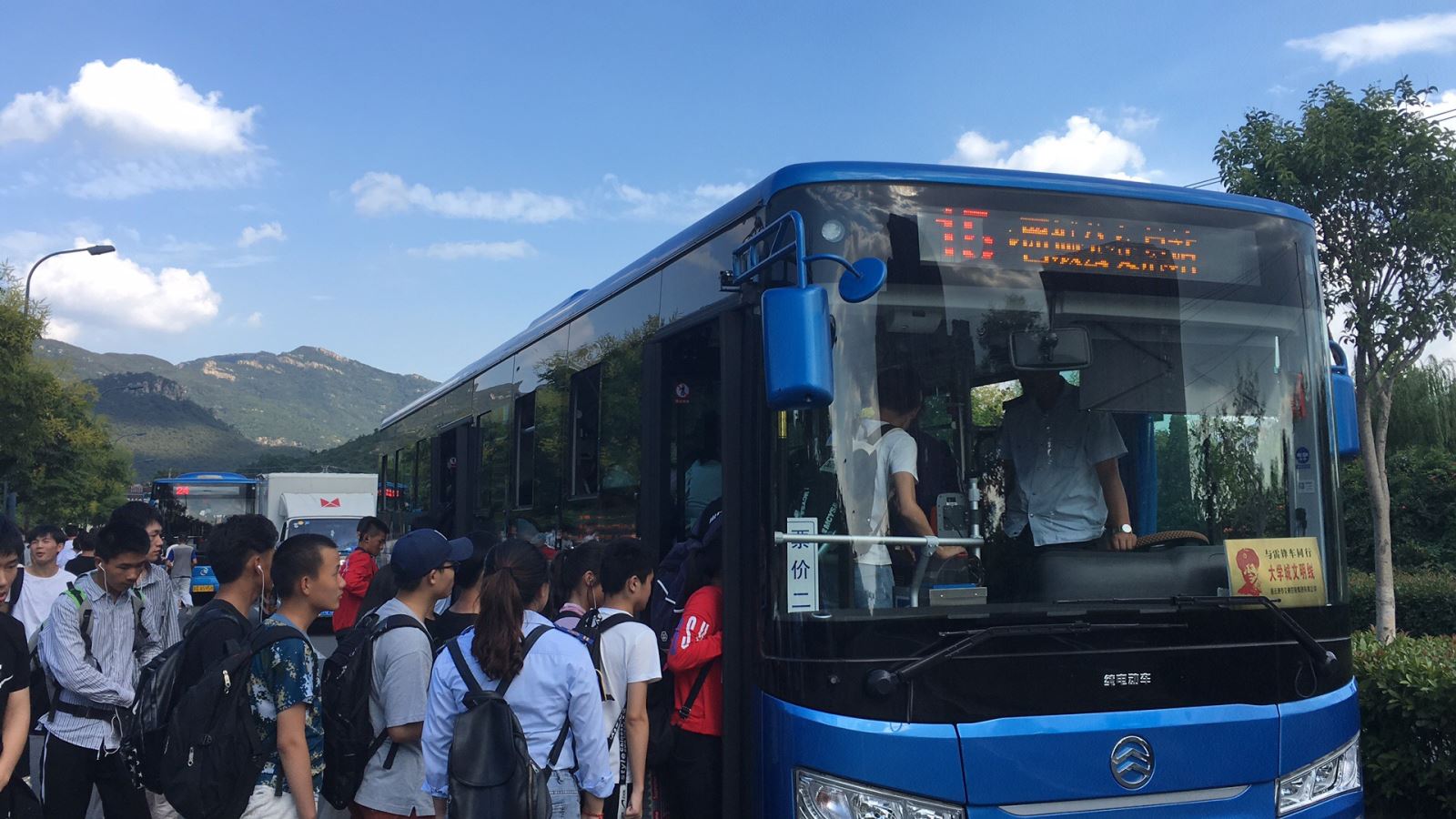 公交集團海通公交公司做好“中秋節(jié)”大學(xué)城客流疏導(dǎo)工作