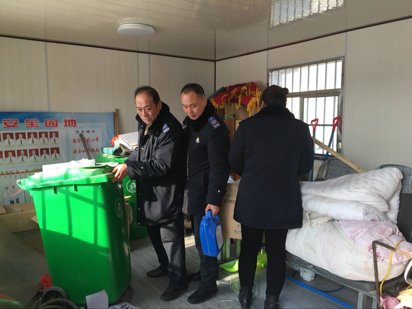 公交集團公交事業(yè)一部開展衛(wèi)生大掃除 強化創(chuàng)文工作