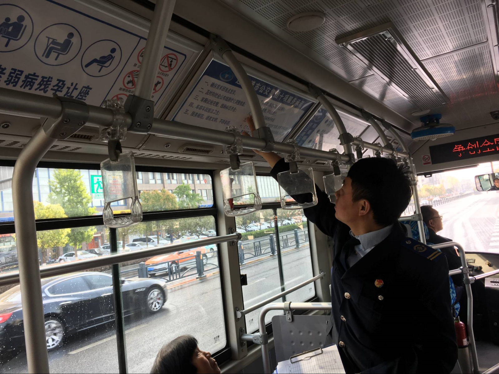 公交集團海通公交公司開展服務(wù)規(guī)范大檢查