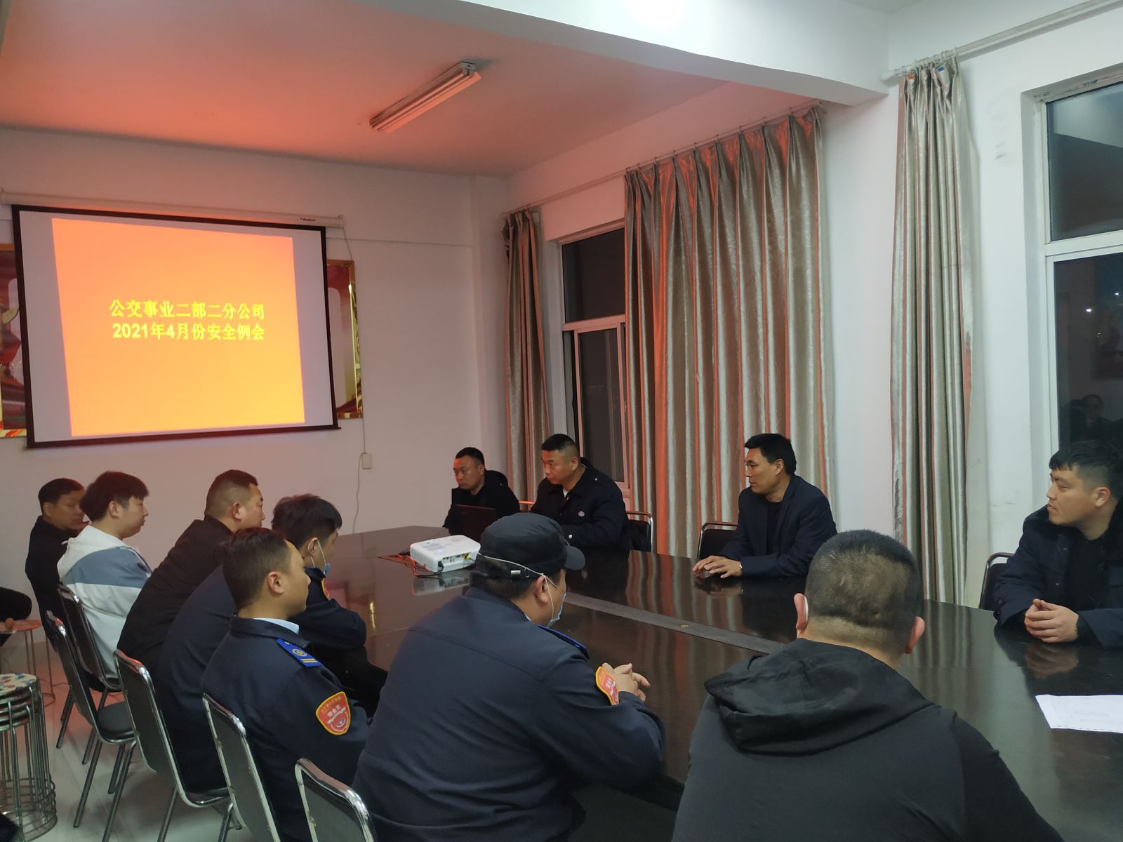 公交集團(tuán)公交事業(yè)二部召開駕駛員安全會(huì)