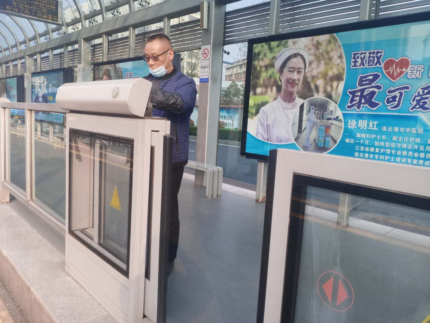 快速公交事業(yè)部對(duì)站臺(tái)設(shè)施設(shè)備進(jìn)行檢修