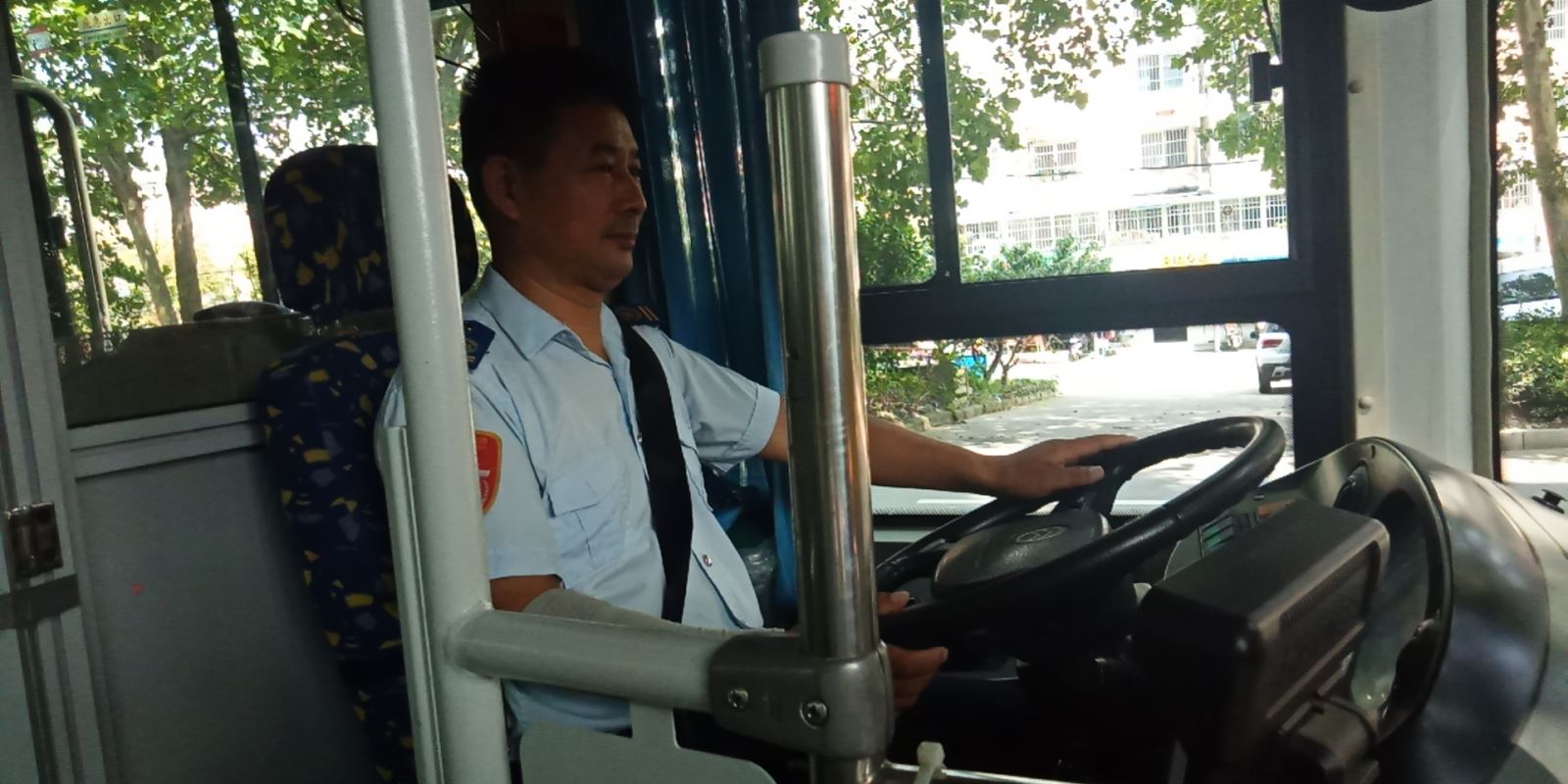 公交集團公交事業(yè)一部駕駛員韓中權及時歸還乘客失物受贊揚