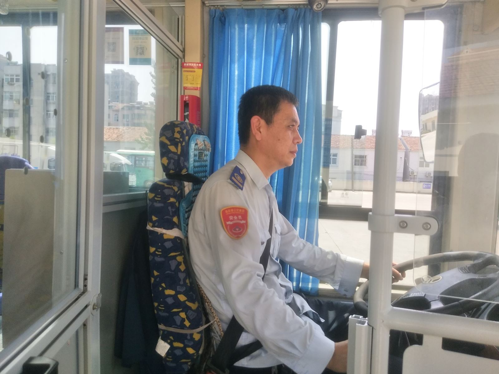 公交集團公交事業(yè)一部119路駕駛員李紅波拾金不昧受表揚