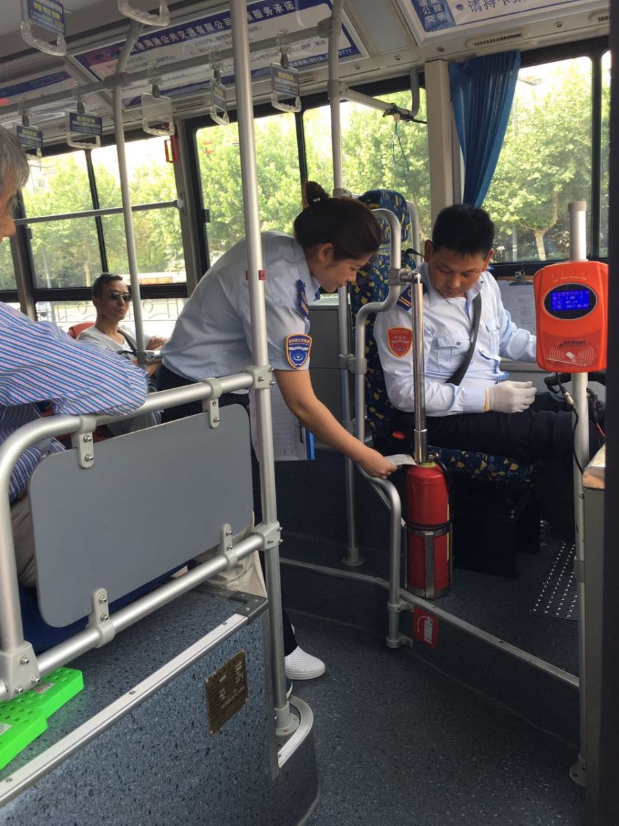 公交集團海通公交公司開展服務規(guī)范大檢查