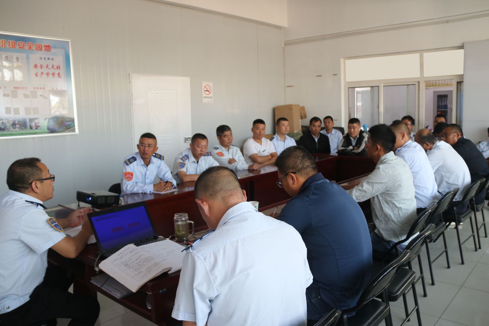 公交集團(tuán)開(kāi)展“迎國(guó)慶保平安”駕駛員安全再教育