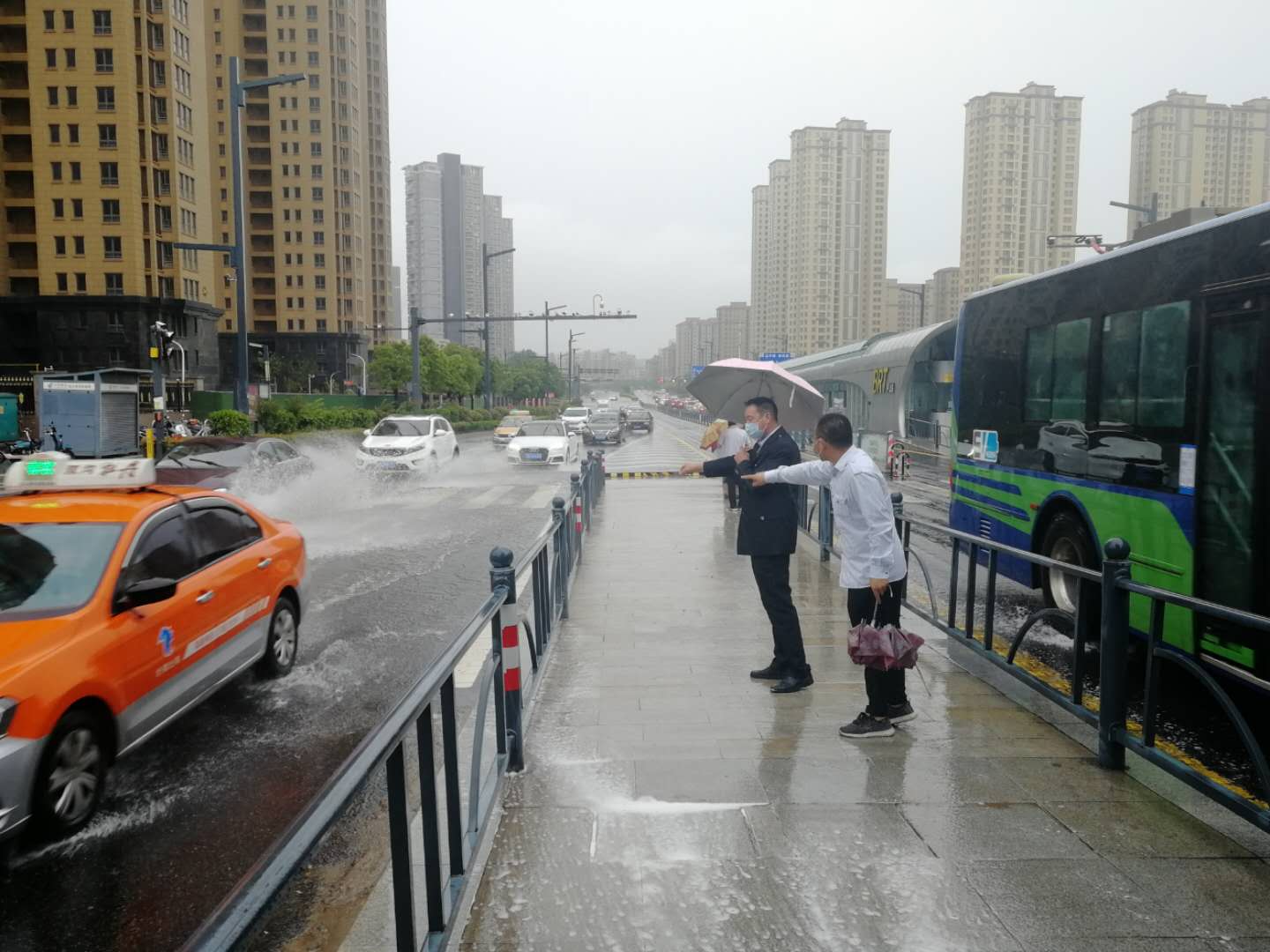 大雨來襲，快速公交事業(yè)部抗?jié)硴岆U全力以赴 為市民出行保駕護航！