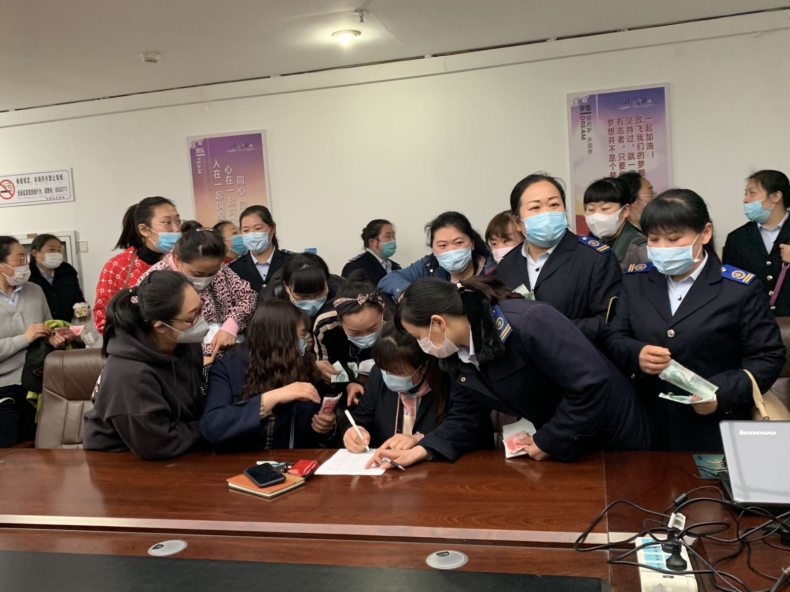 攜手戰(zhàn)病魔，大愛(ài)暖人心——快速公交事業(yè)部為站務(wù)員熊炳茹幼子捐款