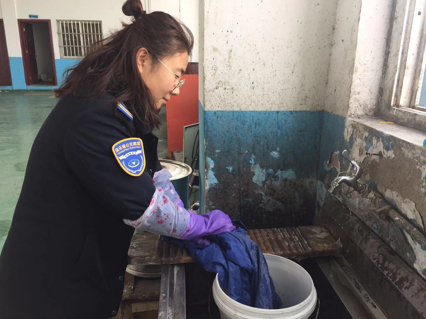 公交集團(tuán)機(jī)務(wù)技術(shù)事業(yè)部開展學(xué)雷鋒關(guān)愛活動(dòng)