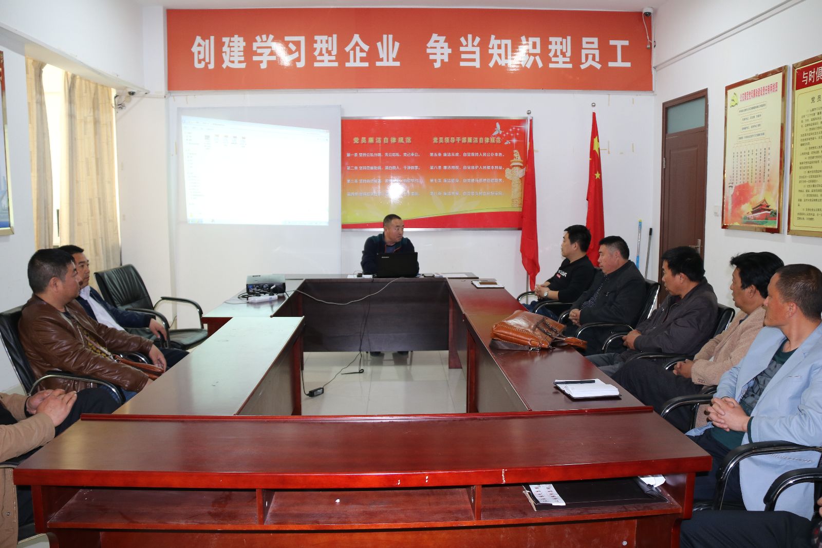 公交集團(tuán)舉辦重點駕駛員及車隊長培訓(xùn)班