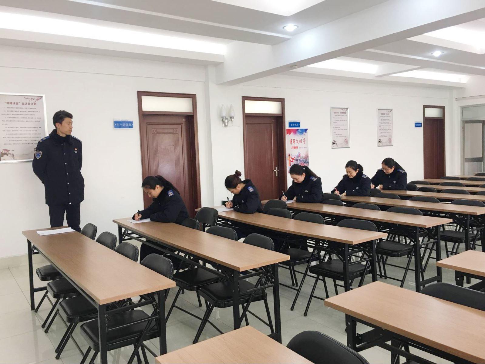 公交集團(tuán)服務(wù)熱線開展客服人員業(yè)務(wù)知識測試工作