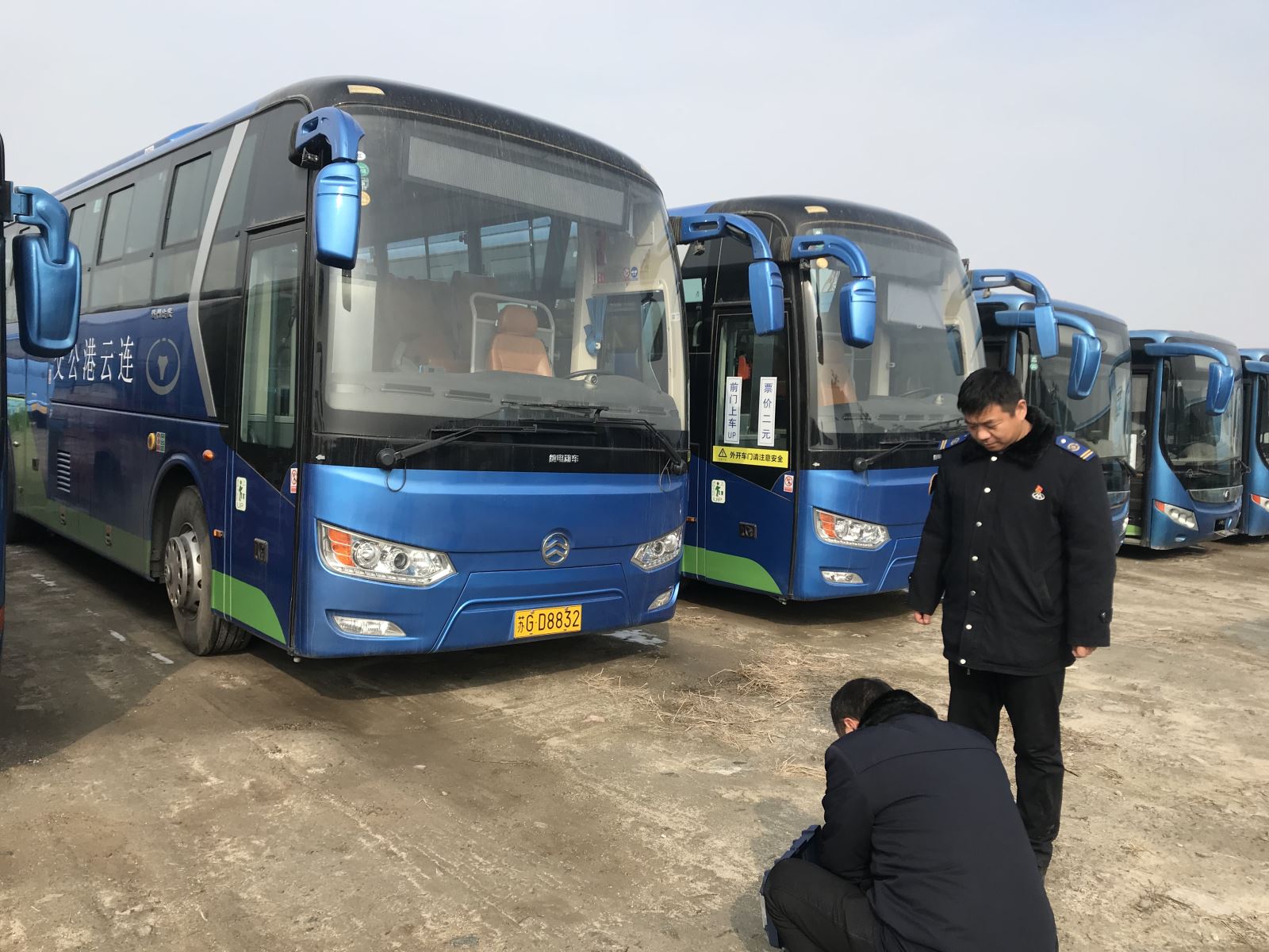 公交集團(tuán)經(jīng)營(yíng)發(fā)展事業(yè)部開(kāi)展待運(yùn)營(yíng)新能源車輛充電維護(hù)工作