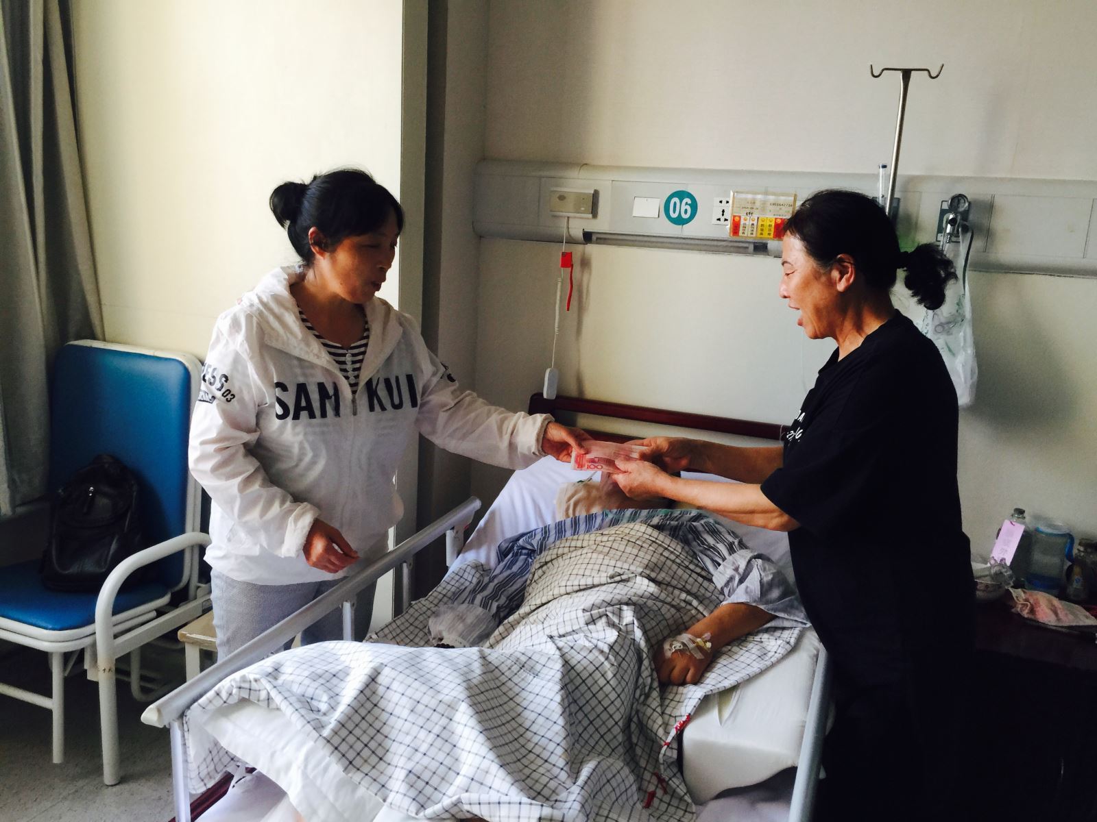 市基督教“兩會(huì)”副主席吉玉濤看望海通公交生病職工李大周