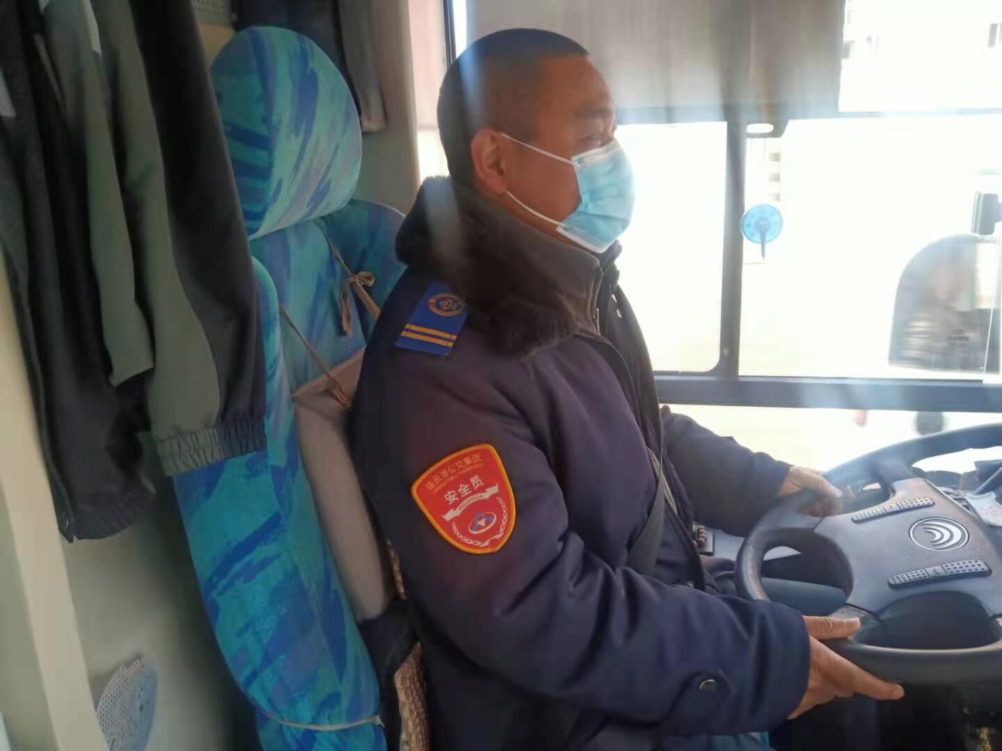 公交集團(tuán)公交事業(yè)一部7路駕駛員李衛(wèi)民 拾金不昧受表?yè)P(yáng)