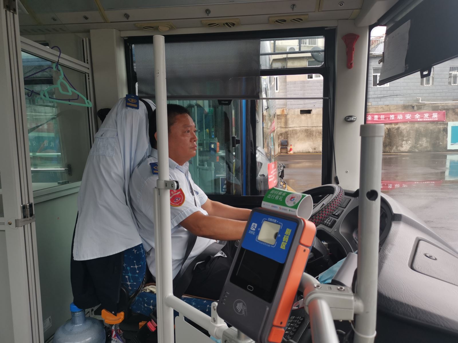 公交集團(tuán)公交事業(yè)一部游1路駕駛員劉洪慶拾金不昧受表?yè)P(yáng)