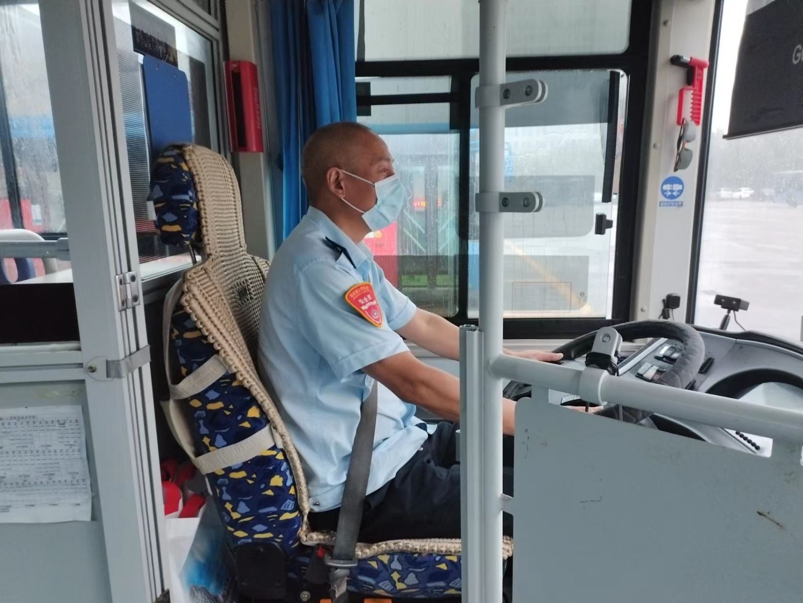 公交集團(tuán)公交事業(yè)一部 15路駕駛員伏開全拾金不昧受表揚(yáng)