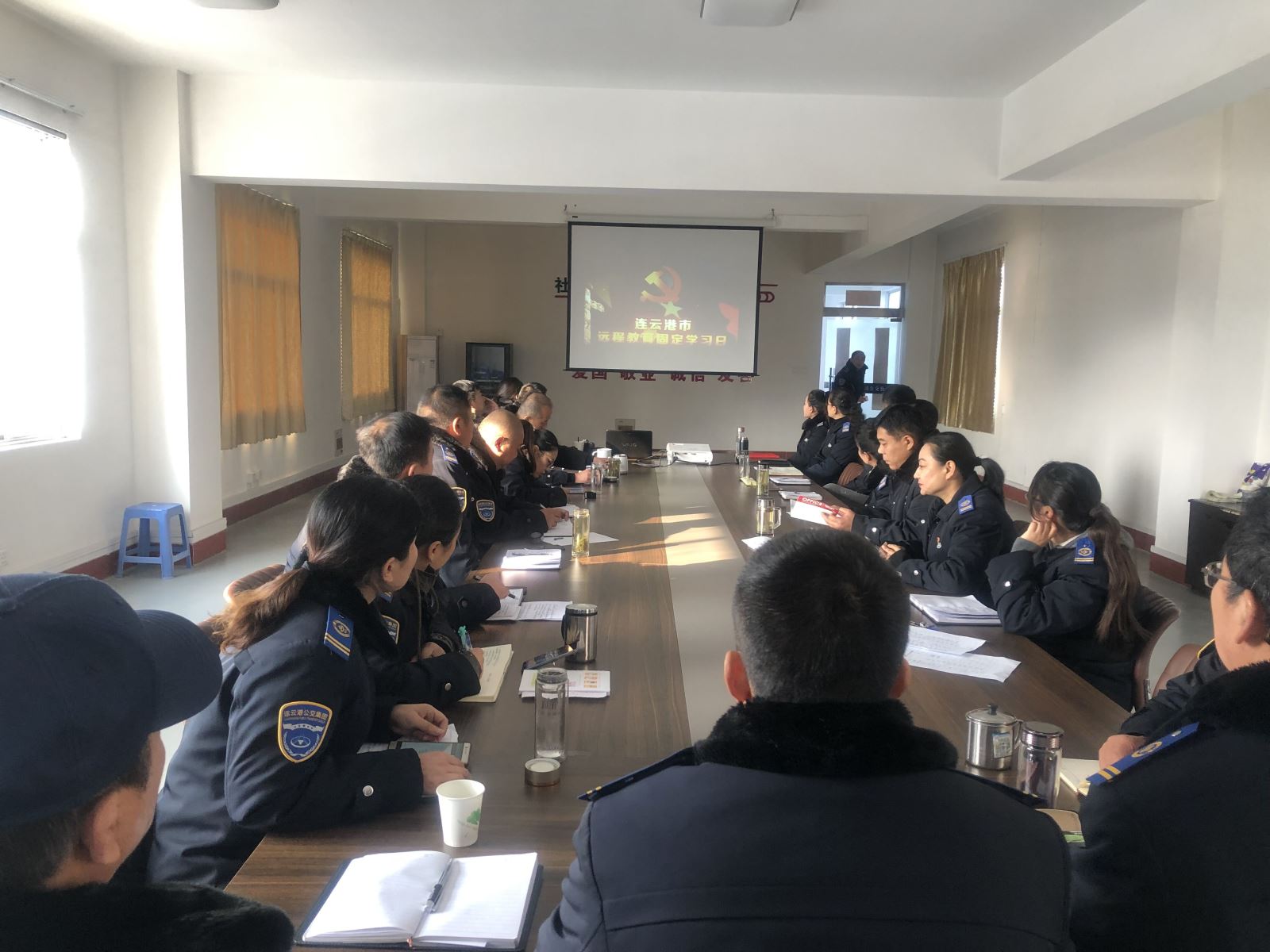 公交集團公交事業(yè)一部、公交事業(yè)二部組織觀看專題片《必由之路》