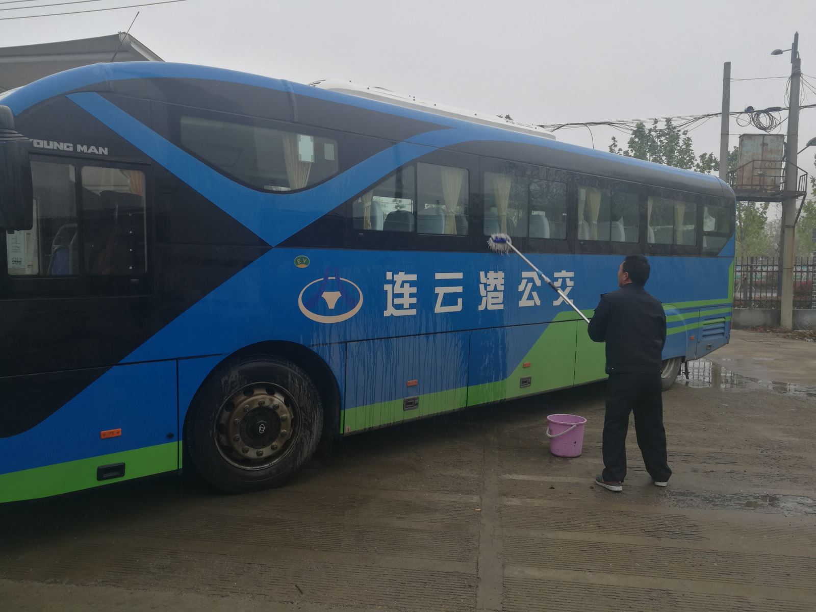 公交集團(tuán)經(jīng)營(yíng)發(fā)展事業(yè)部持續(xù)開(kāi)展車(chē)容車(chē)貌綜合大檢查