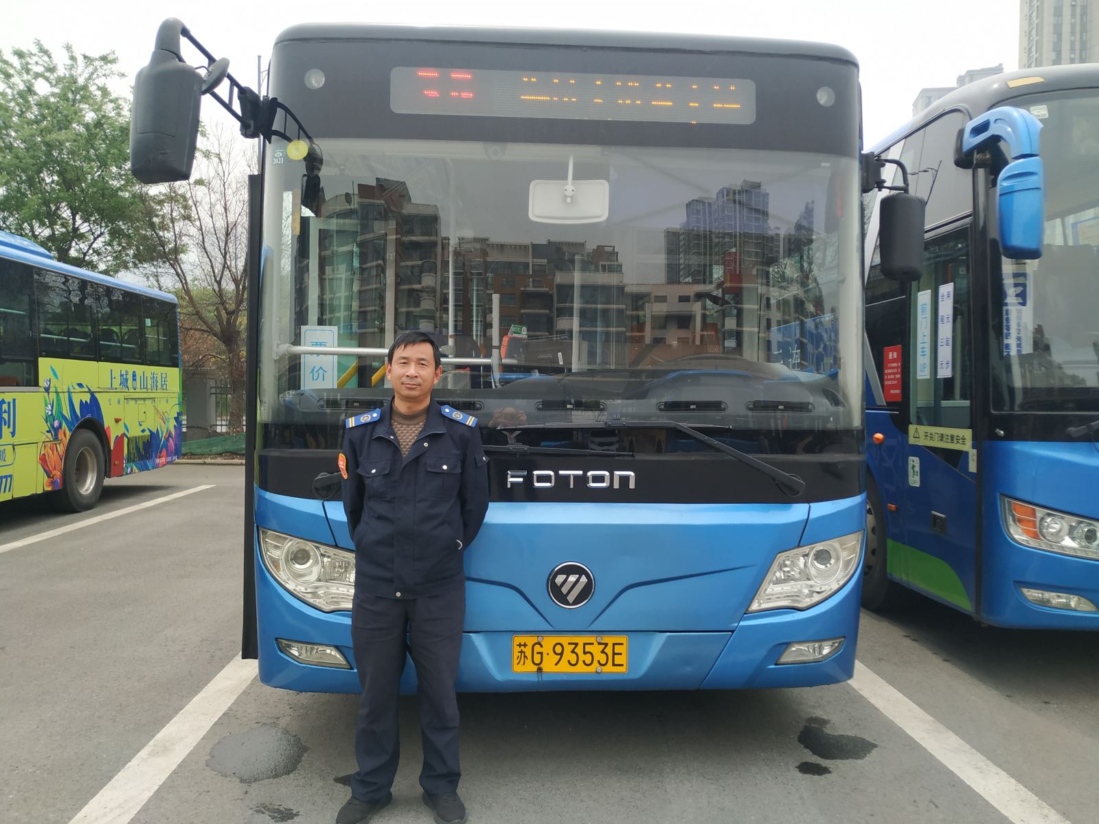 公交集團公交事業(yè)二部35路駕駛員周朝利及時歸還乘客丟失的包受表揚