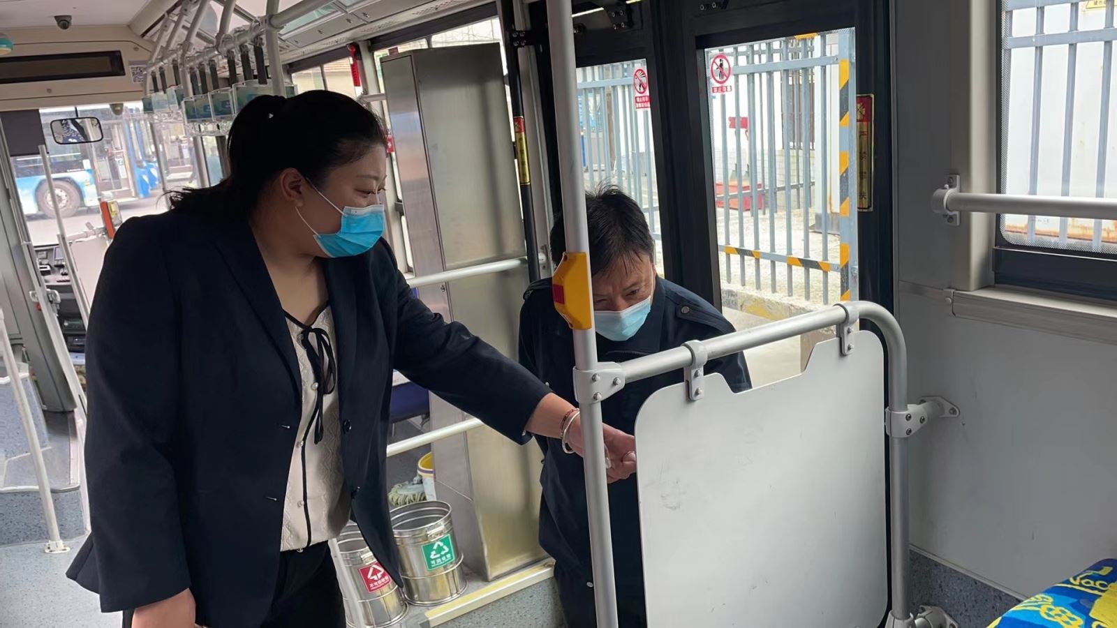 公交集團公交事業(yè)一部樹立標準化 持續(xù)開展車容車貌綜合檢查工作