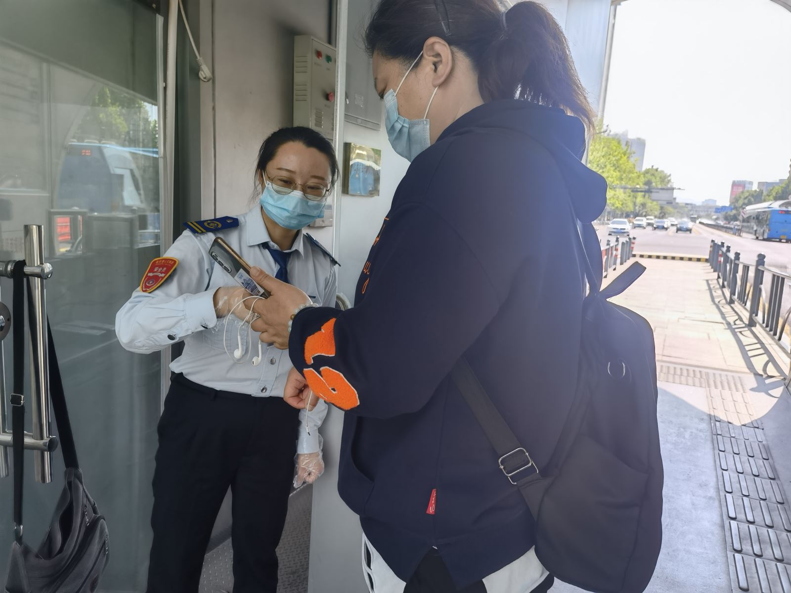 公交集團快速公交事業(yè)部站務(wù)員王慧、朱桂平接力找文件獲暖心點贊