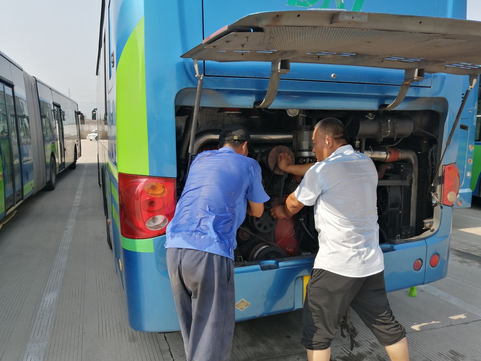 快速公交事業(yè)部機(jī)務(wù)人員 “戰(zhàn)高溫斗酷暑保運(yùn)營”
