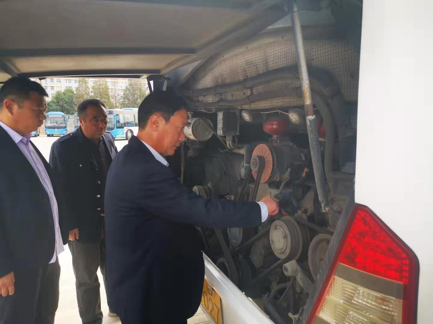 公交集團(tuán)公交事業(yè)二部、經(jīng)營(yíng)發(fā)展事業(yè)部全力做好 “徐圩馬拉松”參運(yùn)車(chē)輛專(zhuān)項(xiàng)檢查