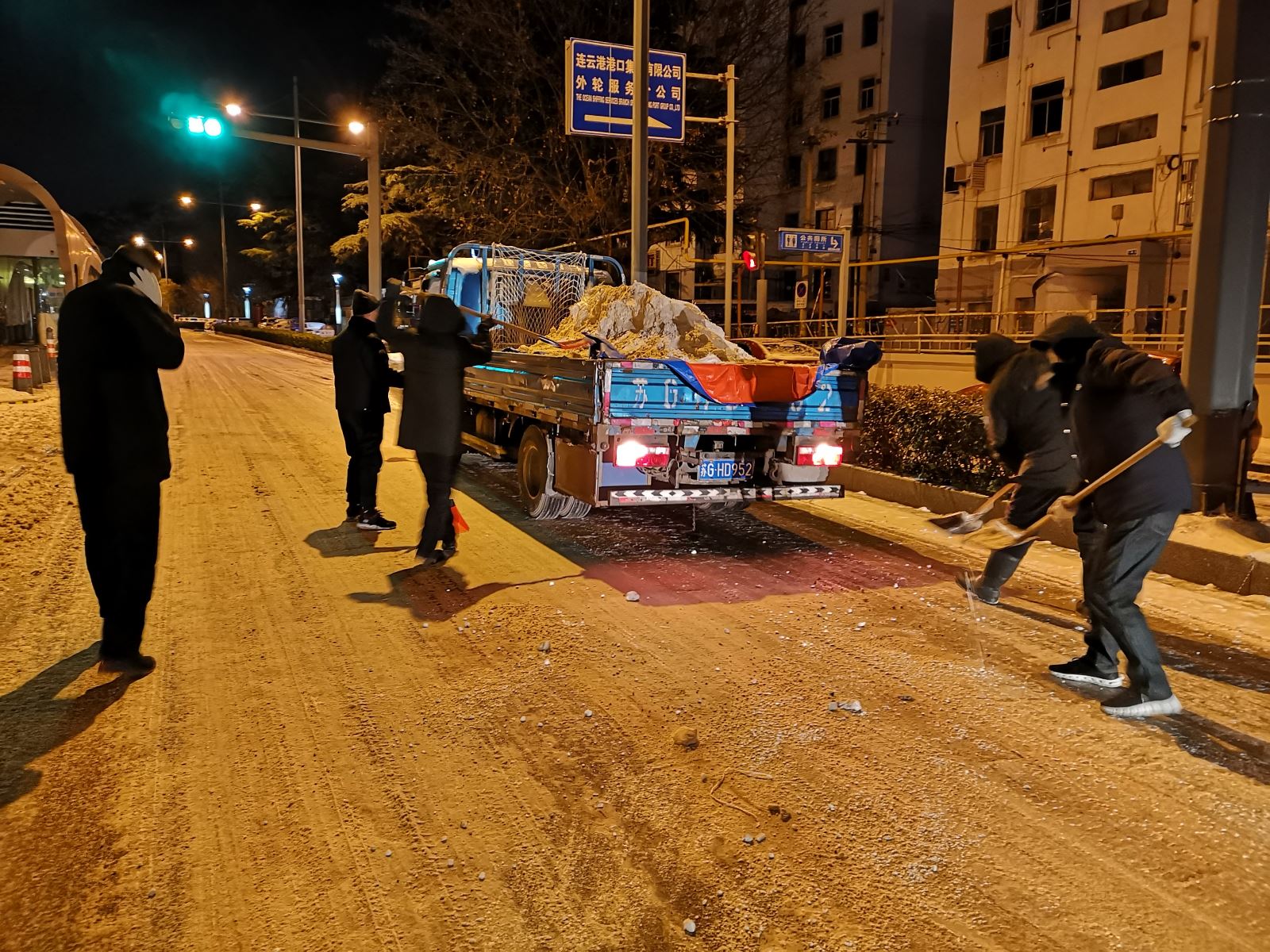 公交集團(tuán)公交事業(yè)二部持續(xù)應(yīng)對冰雪惡劣天氣