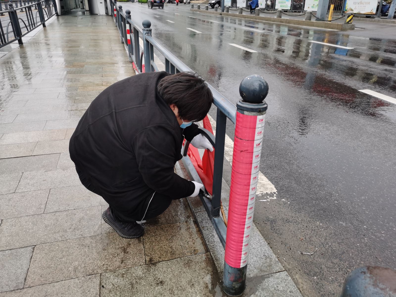 快速公交事業(yè)部開展站臺(tái)設(shè)施設(shè)備維護(hù)保養(yǎng)工作