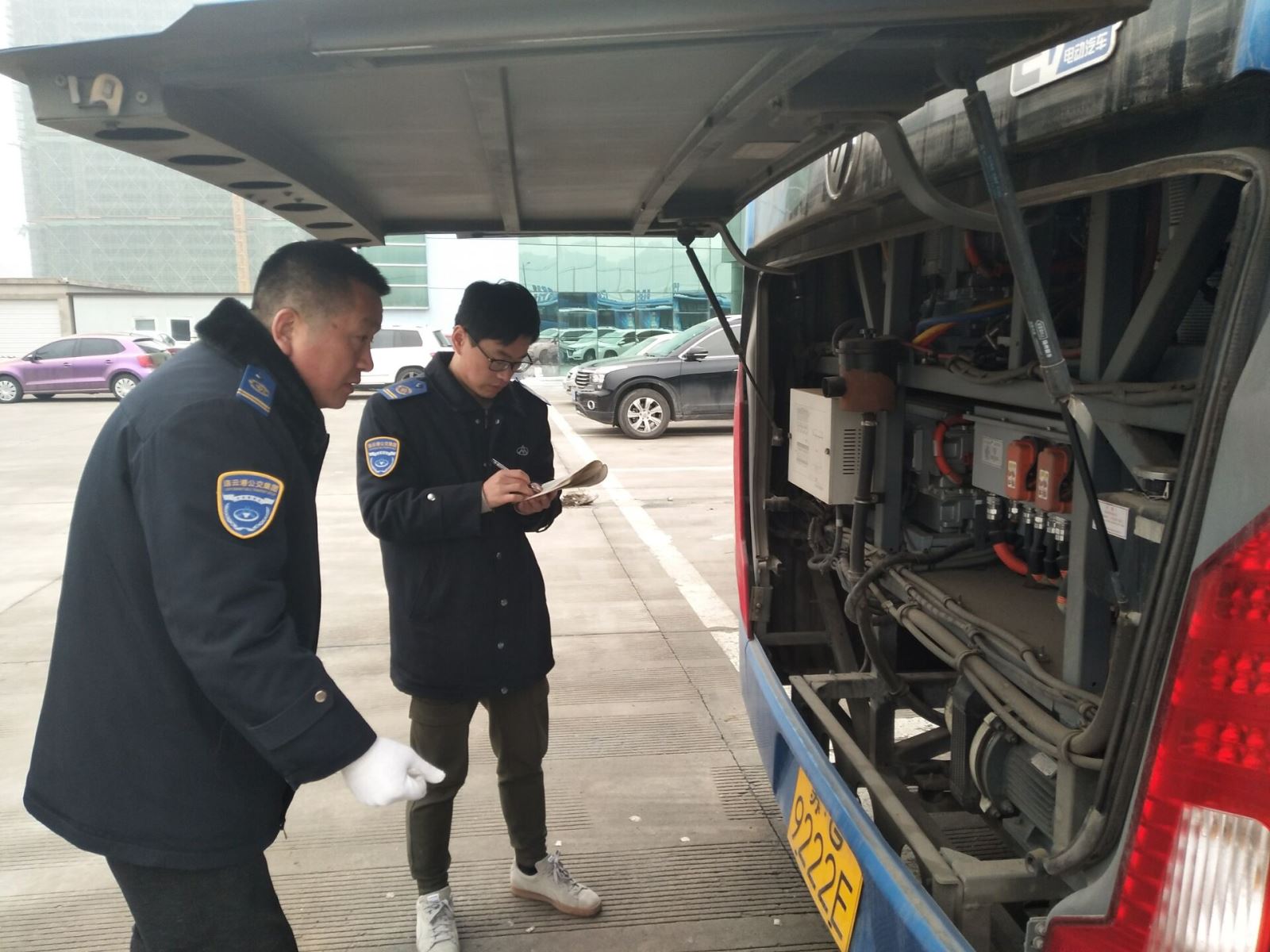 公交集團(tuán)開(kāi)展所屬運(yùn)營(yíng)車輛機(jī)務(wù)檢查